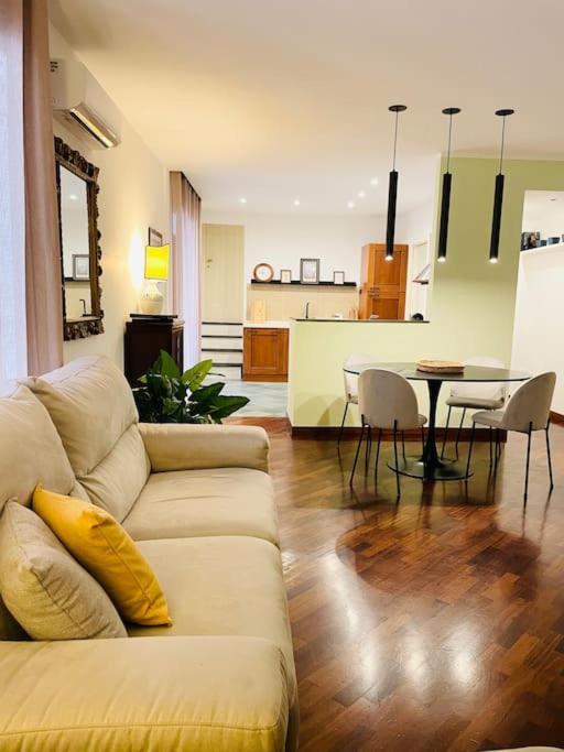 Re Gallo Luxury Apartment Plebiscito In Via Chiaia Napoli Dış mekan fotoğraf