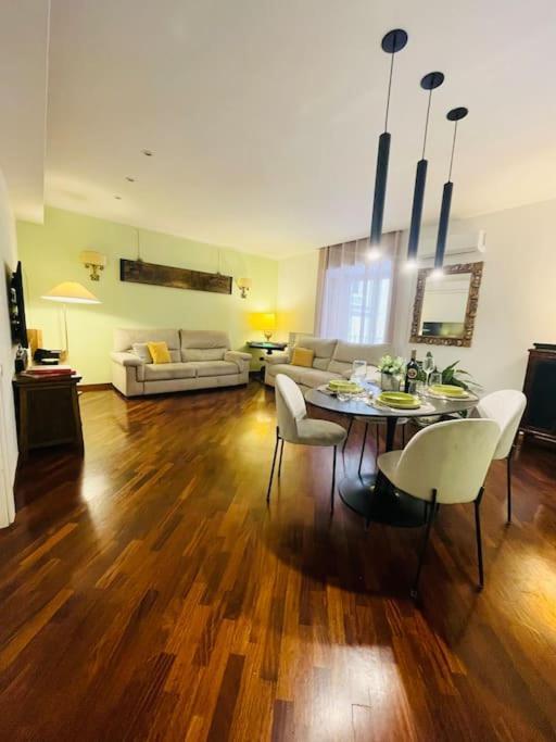 Re Gallo Luxury Apartment Plebiscito In Via Chiaia Napoli Dış mekan fotoğraf